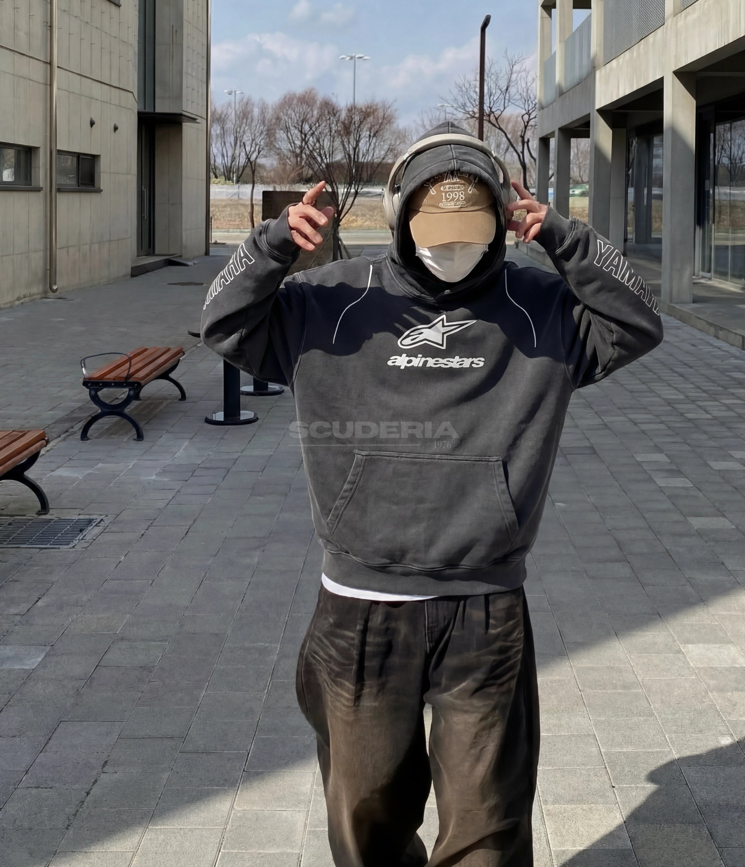Yamaha Alpinestars Racing Hoodie black washed lifestyle man – vintage oversized motorsport sweatshirt with Alpinestars chest logo, street style with dark baggy jeans and cap outdoors