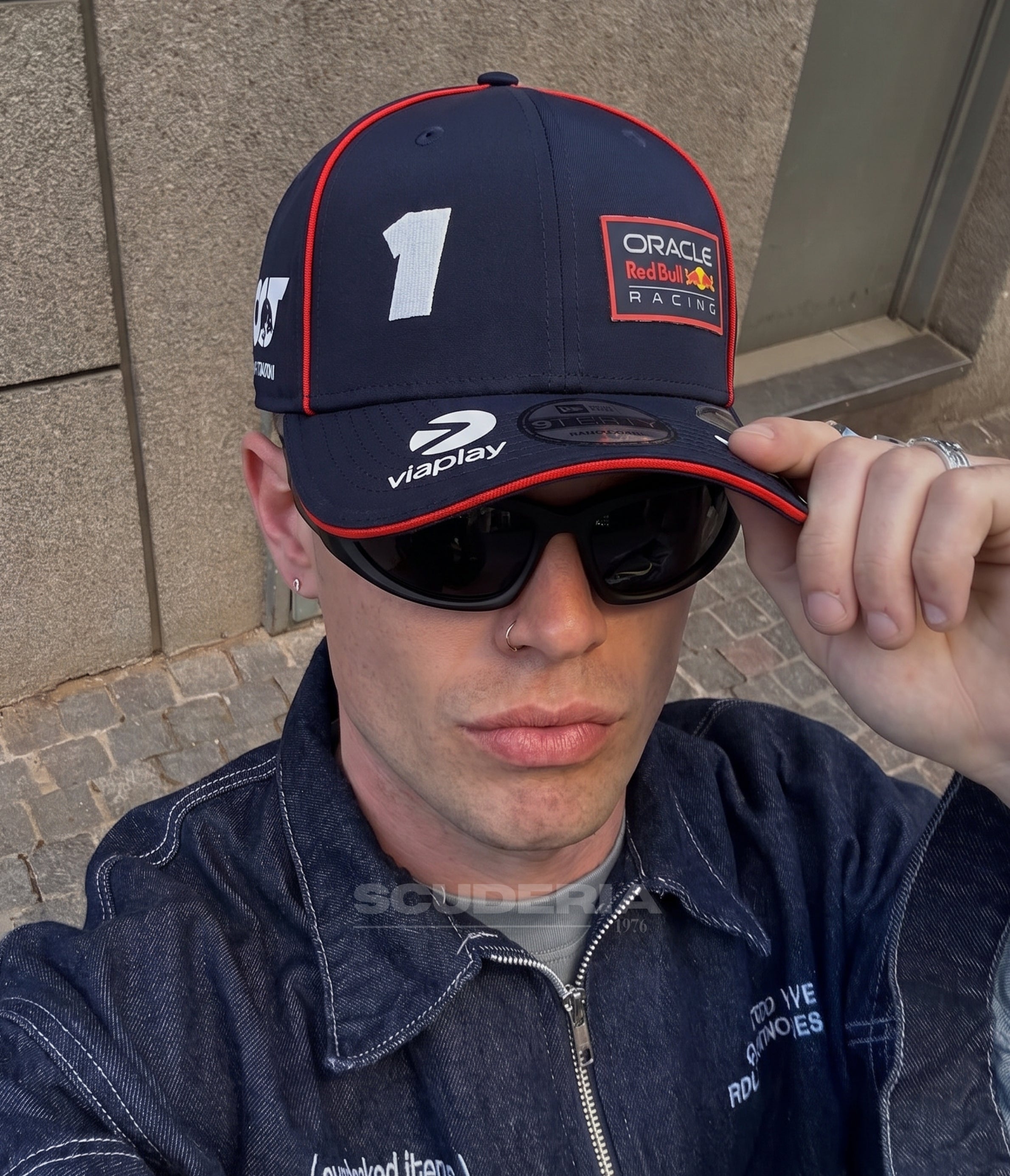 Man wearing the navy Red Bull F1 Verstappen 2023 cap on the street